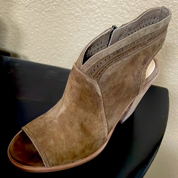 Vince Camuto Excellent condition Brown suede Shoe Boots - Picture 4 of 6